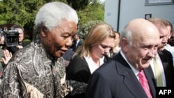 L'ancien président sud-africain Nelson Mandela (à gauche) et le dernier président blanc sud-africain,Frederik De Klerk, au siège de la FIFA, le 14 mai 2004 