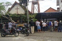 Warga berkumpul di luar Gereja Santa Lidwina Church setelah serangan oleh pria bersenjata tajam di Sleman, Yogyakarta, 11 Februari 2018.