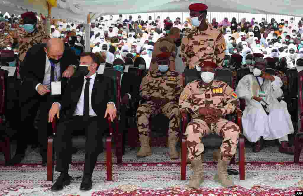 Le pr&#233;sident fran&#231;ais Emmanuel Macron assis au c&#244;t&#233; de Mahamat Idriss Deby aux fun&#233;railles d&#39;&#201;tat du d&#233;funt pr&#233;sident tchadien Idriss Deby Itno, &#224; N&#39;Djamena, le 23 avril 2021.