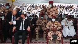 Le président français Emmanuel Macron assis au côté de Mahamat Idriss Deby aux funérailles d'État du défunt président tchadien Idriss Deby Itno, à N'Djamena, le 23 avril 2021.