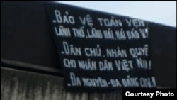 Biểu ngữ do nhóm ông Túc treo tại Hải Phòng năm 2008. (Danlambao)