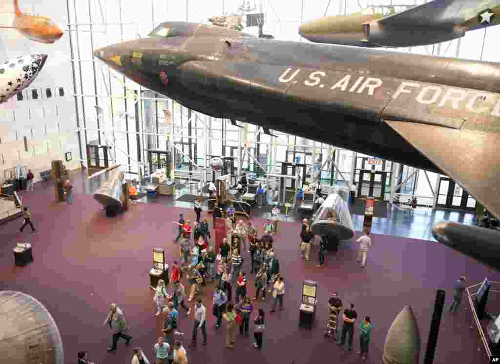 Para pengunjung memasuki Museum Udara dan Antariksa Smithsonian di Washington, D.C. (17/10). (AP/Cliff Owen)