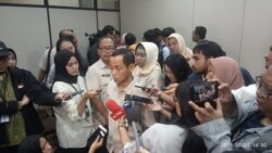 Direktur Jenderal Pencegahan dan Pengendalian Penyakit Kementerian Kesehatan Anung Sugihantoro usai konferensi pers soal antraks di kantor Kemenkes, 20 Januari 2020, di Jakarta. (Foto: Sasmito Madrim/VOA)