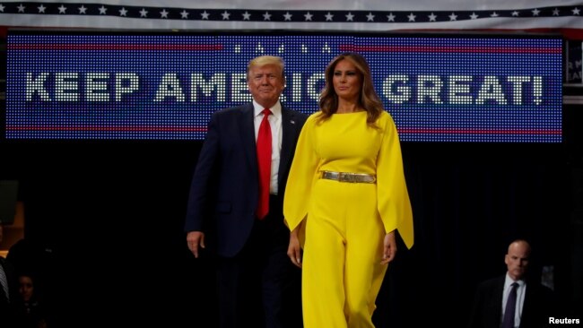 El presidente de EE.UU. Donald Trump y la primera dama Melania Trump toman el escenario en el Amway Center de Orlando, Florida. Photo: Reuters.