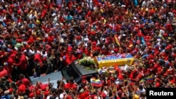 Jenazah Presiden Venezuela Hugo Chavez dibawa melewati jalanan di ibukota Caracas, disambut ribuan pendukungnya yang berduka cita (6/3). 