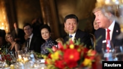 El presidente chino, Xi Jinping, y su esposa, Peng Liyuan, escuchan al presidente Donald Trump durante la cena en Mar-a-Lago.