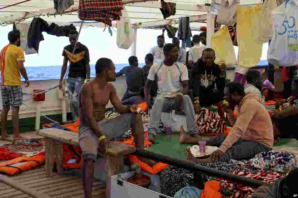حدود صد مهاجر آفریقایی در یک کشتی در مدیترانه گرفتار شده اند. دولت ایتالیا حاضر به پذیرش آنها نیست.&nbsp;