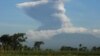 Gunung Merapi saat erupsi tampak dari desa Sawit, Boyolali, Jaw Tengah, 21 Juni 2020. (Foto: Antara via Reuters)