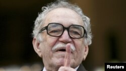 El popular y reconocido escritor colombianio, Gabriel García Márquez, se recupera en un hospital en México.