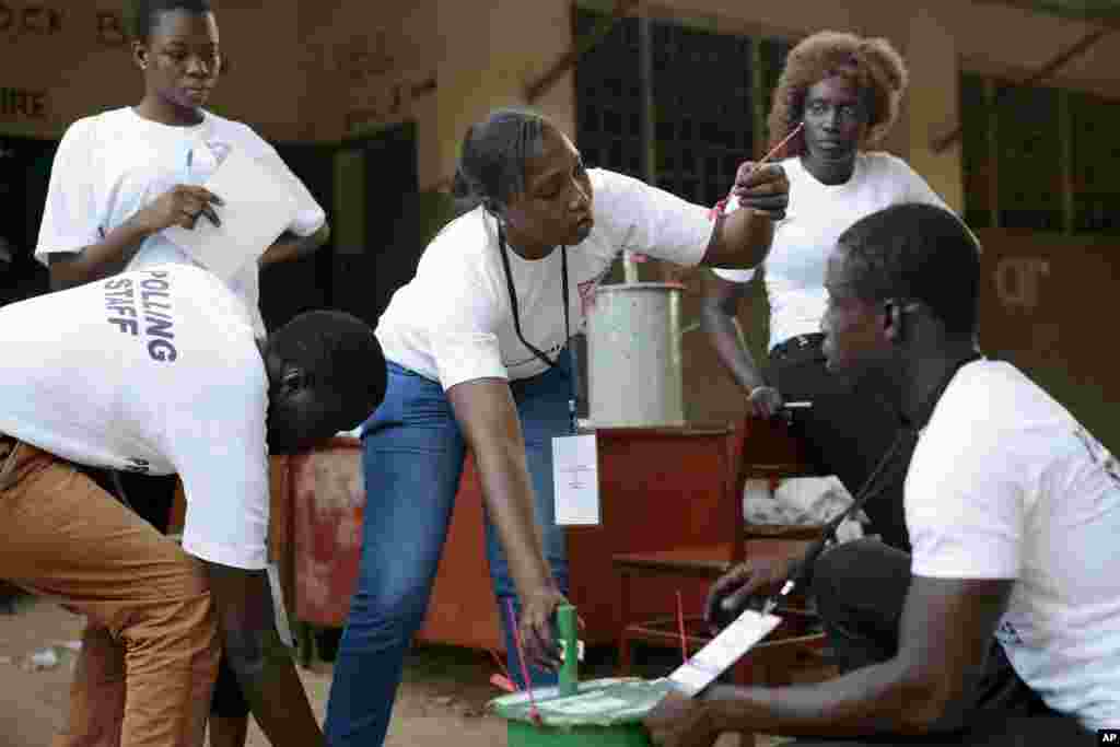 Les volontaires électoraux scellent les bulletins de vote après avoir compté les votes pour les élections présidentielles, à Serrekunda, Gambie, 1er décembre 2016. 
