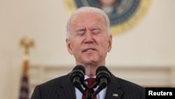 U.S. President Joe Biden reacts as he delivers remarks in honor of the 500,000 U.S. deaths from the coronavirus disease (COVID-19), in the Cross Hall at the White House in Washington, U.S., February 22, 2021. (REUTERS/Jonathan Ernst)