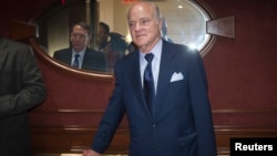 CEO of Kohlberg Kravis Roberts & Co (KKR) Henry Kravis (C) departs after meeting in the Manhattan borough of New York on Sept. 29, 2014. A report says Kohlberg Kravis Roberts is seeking a 60% stake in the family-owned firm boosted shares of Takata more than 21% higher on the Tokyo Stock Exchange.