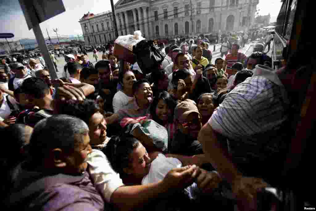 Mọi người cố gắng leo lên xe của chính phủ trong ngày thứ hai đình chỉ dịch vụ giao thông công cộng tại thành phố San Salvador, El Salvador, ngày 28 tháng 7, 2015. Những băng nhóm bạo lực đã ra lệnh cho tài xế xe buýt đình công trong một cuộc xung đột làm chết sáu người và khiến hàng ngàn hành khách bị mắc kẹt trên đường phố thủ đô, cảnh sát và các quan chức công ty xe buýt cho biết.