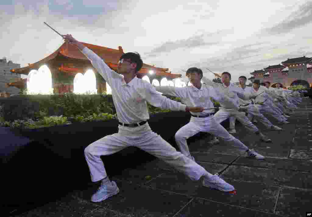 اجرای یوگای گروهی در تایوان به بهانه روز تولد بودا.&nbsp;