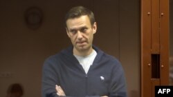 Pemimpin oposisi Rusia Alexei Navalny saat menghadiri sidang pembacaan dakwaan di pengadilan Moskow, Rusia, Jumat (12/2). 