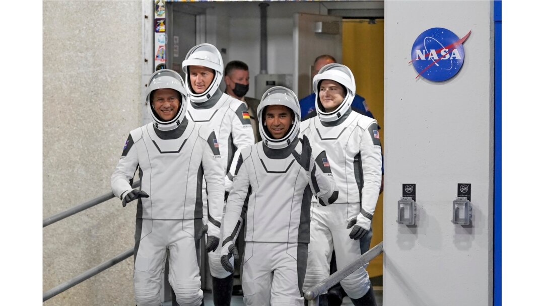 Dari kiri ke kanan: astronaut Tom Marshburn, Matthias Maurer, Raja Chari, dan Kayla Barron keluar dari gedung Operasi dan menuju Launch Pad 39-A, Rabu, 10 November 2021, di Kennedy Space Center di Cape Canaveral, Florida. (AP / John Raoux)