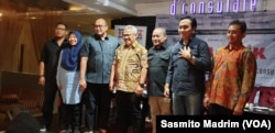 Ketua Komisi Pemilihan Umum ( KPU) Arief Budiman dan anggota Bawaslu, M Afifuddin, bersama sejumlah politikus saat diskusi "Silent Killer Pemilu Serentak 2019" di Jakarta, Sabtu, 27 April 2019. (Foto: Sasmito Madrim/VOA)