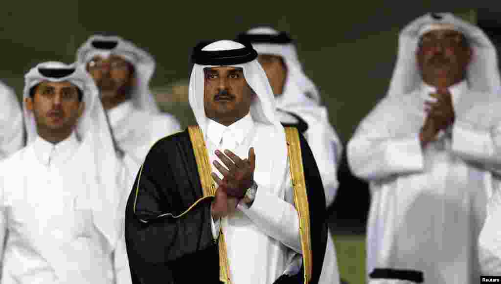 Putra Mahkota Qatar Sheikh Tamim bin Hamad al-Thani (tengah) menonton pertandingan sepakbola di Stadion al-Sadd, Doha (4/5).