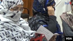 پشاور میں ایڈز سے آگہی کی مشاورتی نشست میں شامل ایک خواجہ سرا اس بارے میں پمفلٹ پڑھ رہا ہے۔ 17 نومبر 2017