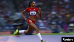 Pelari AS, Allyson Felix, saat berlaga di putaran pertama lari 200 meter di Olimpiade London 2012 (6/8). Para pelari tercepat dunia akan bertanding dalam final lari 200 meter di Stadion Olimpiade, hari ini (8/8).