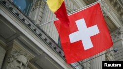 Архівне фото: прапор Швейцарії на будинку федерального уряду, Берн.