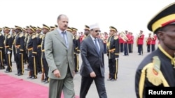Presiden Eritrea Isaias Afwerki (kiri) berjalan bersama Presiden Mohamed Abdullahi Farmajo dalam upacara penyambutan di Asmara, Eritrea, 28 Juli 2018. Farmajo melakukan lawatan selama tiga hari ke Eritrea.