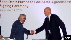 Rovnag Abdullayev (L), the president of Azerbaijan's 'Shah Deniz,' shakes hands with Gianfilippo Mancini, director of the Market Division of the Enel Group, Italy's national electric company, during a signing ceremony in Baku September 19, 2013.