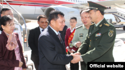 မြန်မာကာကွယ်ရေးဦးစီးချုပ် ဗိုလ်ချုပ်မှူးကြီး မင်းအောင်လှိုင် တရုတ်နိုင်ငံကို သွားရောက်စဉ်။ (ဓာတ်ပုံ - http://www.mod.gov.mm/news)