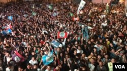 Thousands of people celebrate parliamentary election results at HDP headquarters in Diyarbakir, Turkey, June 24, 2018. The pro-Kurdish party came in above the threshold to make it into parliament. (H. Kamer/VOA Turkish)