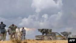Лівійські революційні сили обстрілюють позиції прихильників Каддафі
