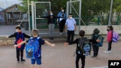 یروشلم کے نواحی گاؤں کے سکول میں بچوں کو حفاظتی سامان پہننے اور سماجی دوری کے طریقے سکھائے جا رہے ہیں