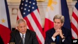 Philippines Secretary of Foreign Relations Albert Del Rosario, left, speaks while Secretary of State John Kerry listens during a meeting between the U.S. and the Philippines delegation in Washington on Jan. 12, 2016. (AP)