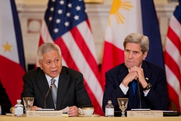 Philippines Secretary of Foreign Relations Albert Del Rosario, left, speaks while Secretary of State John Kerry, listens during a meeting between the U.S. and the Philippines delegation (AP Photo/Manuel Balce Ceneta)