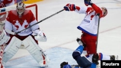 Ðội khúc côn cầu nam của Nga bị đội Phần Lan loại ra khỏi giải trong trận tứ kết ngày 19/2/2014.