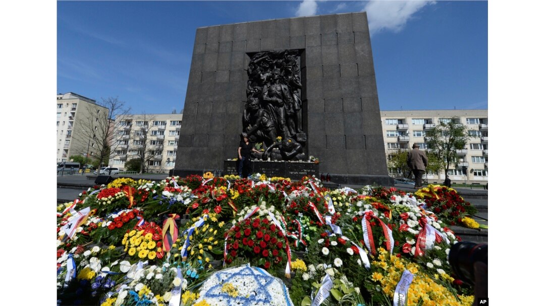 People lay wreaths and flowers during state ceremonies in homage to the victims and fighters of the 1943 Warsaw Ghetto Uprising, in Warsaw, April 19, 2018.
