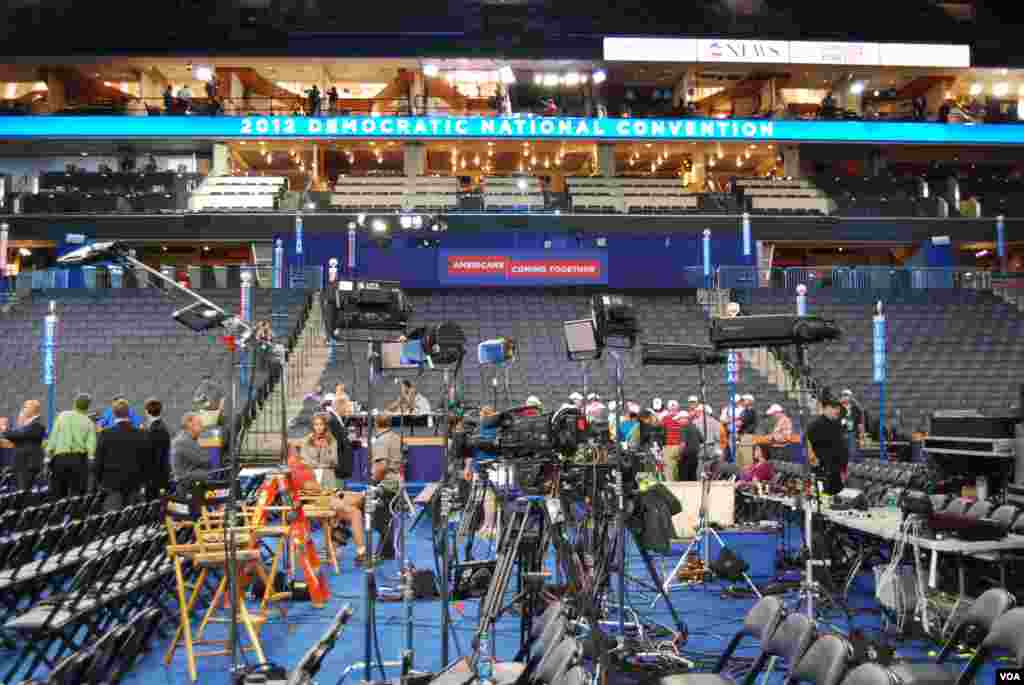 The media set up on the floor of the The Time Warner Cable Arena for the Democratic National Convention. (J. Featherly/VOA)