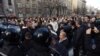 Analitičari: Policija ponovo upotrebila prekomernu silu prema demonstrantima, u Šapcu parapolicija