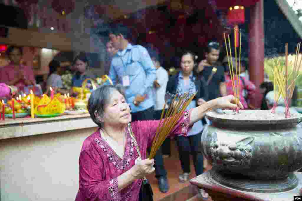 ប្រជាជនខ្មែរ ខ្មែរកាត់ចិន និងខ្មែរកាត់វៀតណាមរាប់ពាន់នាក់បានទៅធ្វើការបន់ស្រន់សុំសេចក្តីសុខនៅវិហារព្រះចៅលើរមណីយដ្ឋានវត្តភ្នំ អំឡុងថ្ងៃបុណ្យចូលឆ្នាំចិន វៀតណាម កាលពីព្រឹកថ្ងៃទី០៤ ខែកុម្ភៈ ឆ្នាំ២០១៩។(ទុំ ម្លិះ/VOA)
