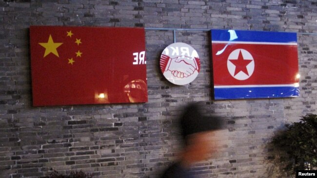 북한(오른쪽)과 중국 국기가 중국 저장성 닝보의 음식점에 게시돼 있다. (자료사진)