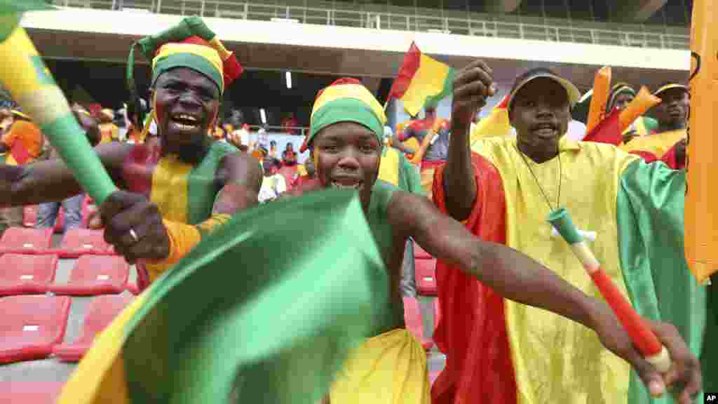 Des supporters de la Guinée applaudissent lors du&nbsp;match de football de la Coupe d&#39;Afrique des Nations Groupe D entre la Guinée et Côte-d&#39;Ivoire dans Estadio de Malabo à Malabo, en Guinée équatoriale, mardi 20 janvier 2015.