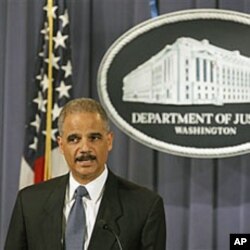 Sakataren shari'ar kasar Amurka, Eric Holder, ya ke kara jaddada zargin na Amurka da kuma irin matakin da aka dauka akan wadanda ake zargi da kitsa makircin.