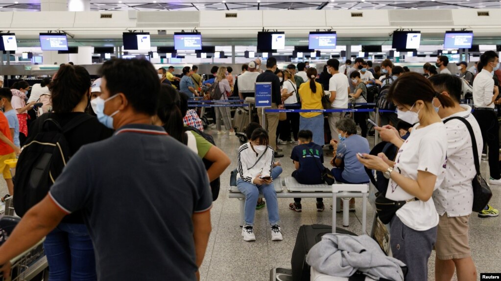 香港国际机场英国航空公司柜台前排满离港的乘客。（2021年6月30日）(photo:VOA)