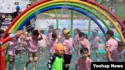 서울 낮기온이 30도까지 오르며 더운 날씨가 계속된 1일 서울 중랑천 둔치 물놀이장에서 어린이들이 물놀이를 하며 더위를 식히고 있다.