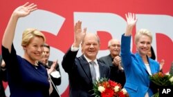 올라프 숄츠(가운데) 총리 후보 등 독일 사회민주당 지도부가 총선 다음날인 지난달 27일 회동에서 승리를 자축하고 있다.