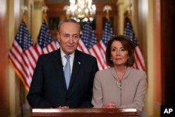 La presidenta de la Cámara de Representantes de EE.UU., Nancy Pelosi, demócrata por California, y el líder de la minoría del Senado, Chuck Schumer, demócrata por N.Y., hablan en el Capitolio en respuesta al discurso en horario de máxima audiencia del presidente Donald Trump sobre seguridad fronteriza. Enero 8 de 2019.