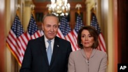 Chuch Schumer (esq) e Nancy Pelosi (dir) respondema Trump