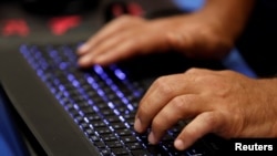 一名男子在黑客大会上敲击键盘(2017年7月29日)。
