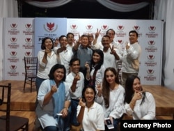 Tim Milenial di BPN-Prabowo Sandi berpoto bersama Adik kandung Prabowo Subianto, Hasjim di Media Center, Jakarta. (Foto: Vicka Kuen)