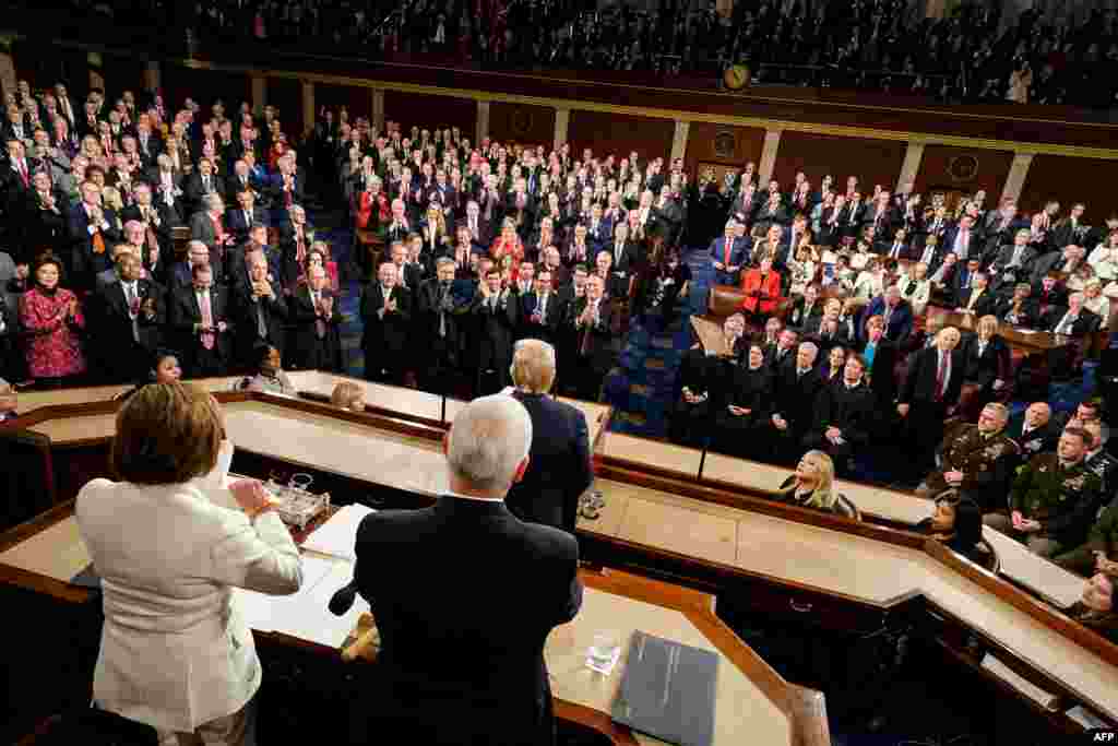 صدر ٹرمپ کے خطاب کے دوران ری پبلکن ارکان وقفے وقفے سے اپنی نشستوں سے اٹھ کر صدر کا حوصلہ بڑھاتے رہے جب کہ ڈیمو کریٹس ارکان صدر کی تقریر کے دوران خاموش رہے۔ &nbsp;