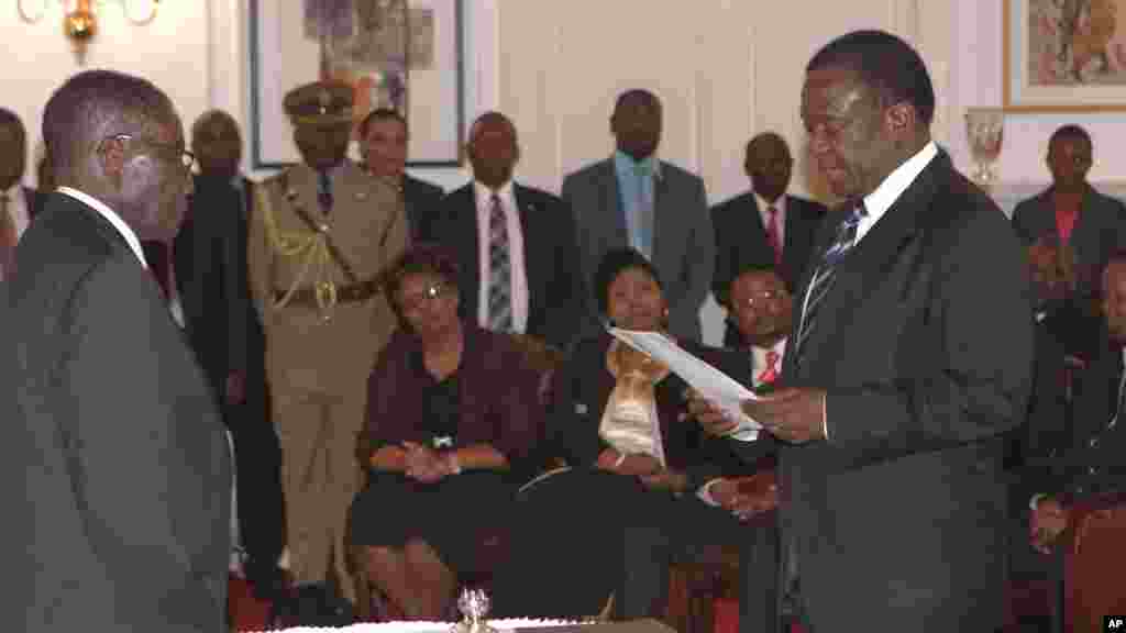 Emmerson Mnangagwa, à droite, a prêté serment comme vice-présidentdevant le président zimbabwéen Robert Mugabe au State House à Harare, vendredi, décembre, 12, 2014.